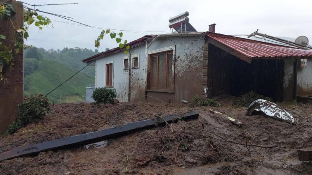 Toprak kaydı, tahliyeler başladı... Rize'de sağanak kabusu bitmiyor 8